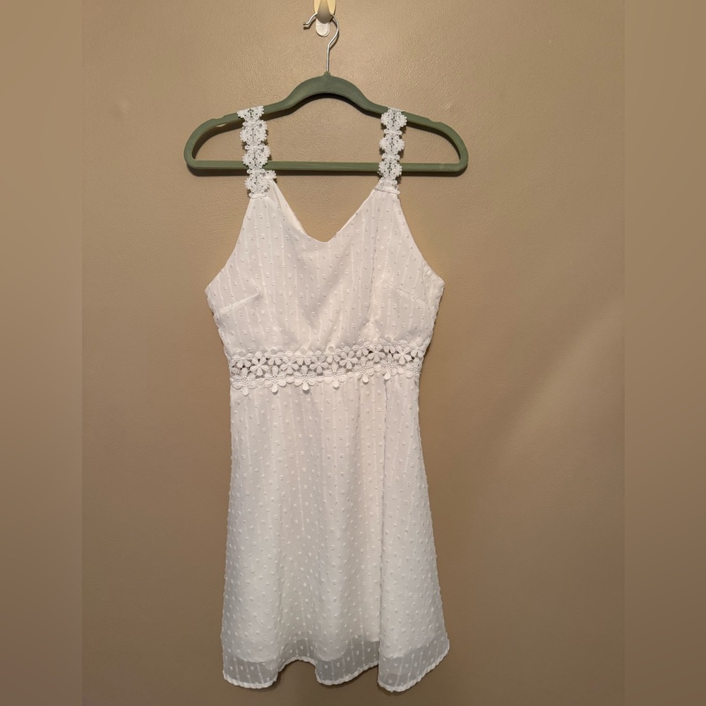 Elegant White Sleeveless Dress